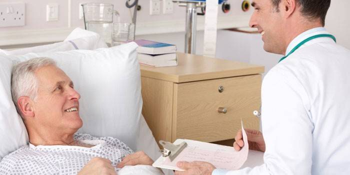 Bác sĩ nói chuyện với một bệnh nhân trong phòng bệnh viện