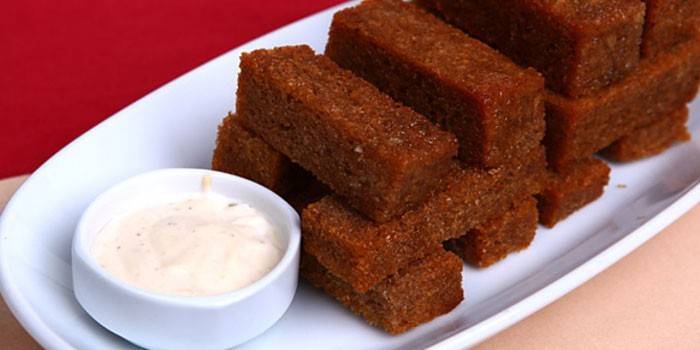 Croutons tỏi từ bánh mì Borodino cho bia với nước sốt