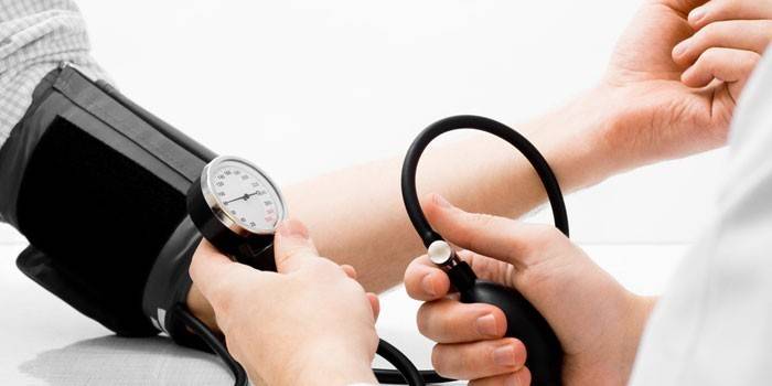 Medic mede a pressão para uma garota