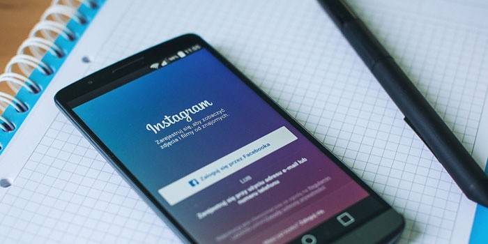 Instagram alkalmazás a telefonon, a notebook és a toll