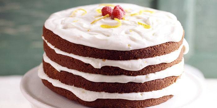 Bolo feito de bolos de biscoito de chocolate e creme azedo