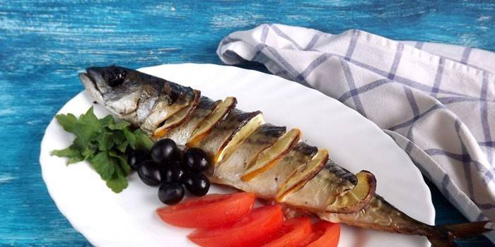 Caballa amb llimona en un plat