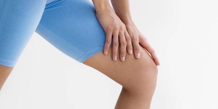 Mädchen hält die Hände auf das Knie