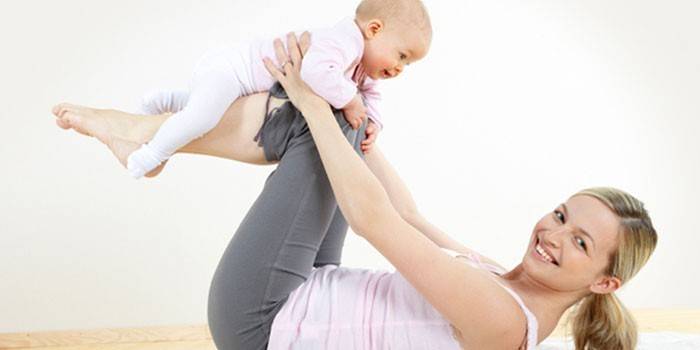 Niña jugando con bebe