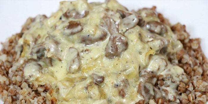Hähnchenherzen mit Buchweizen und Champignons in einer cremigen Soße