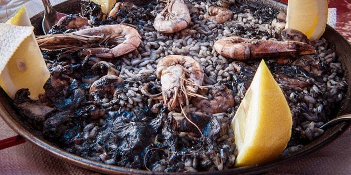 Paella ai frutti di mare e al nero di seppia