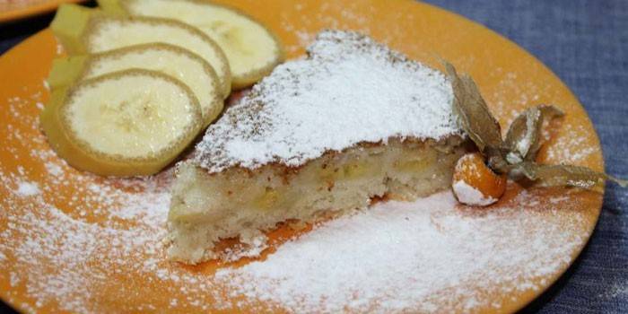 Uma fatia de maná com bananas physalis m em um prato