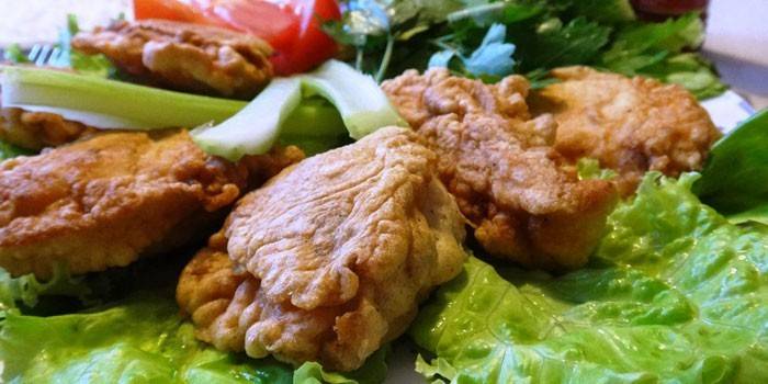 อกไก่ทอดหั่นเป็นชิ้นบาง ๆ