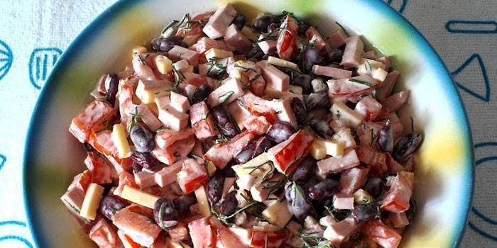Ensalada de chorizo, tomate y frijoles rojos