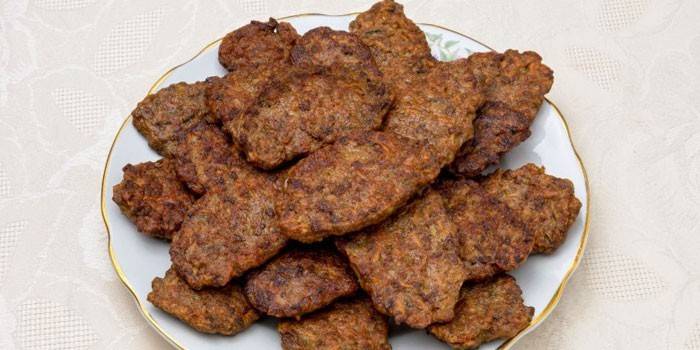 Teller mit fertigen Leberpfannkuchen