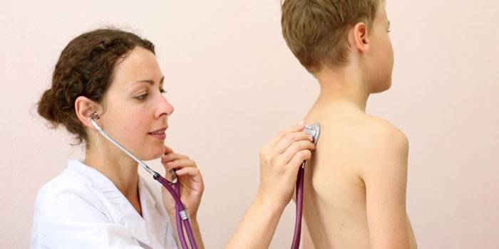 Doktor çocuğun ciğerlerini dinler