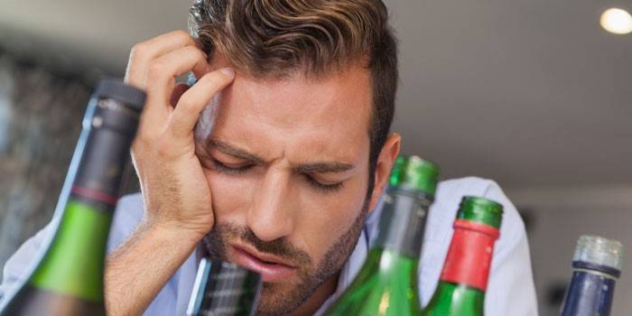 L'uomo e una bottiglia di alcol