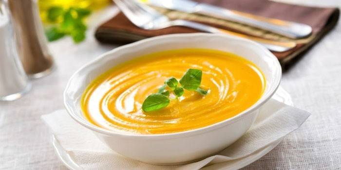 Kürbiscremesuppe in einer Platte