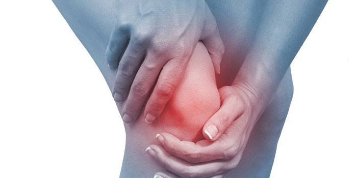 La mujer se llevó las manos a la rodilla.