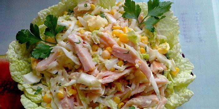 อกไก่รมควันและสลัดข้าวโพด
