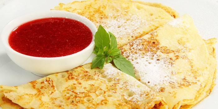 Pfannkuchen mit Himbeermarmelade
