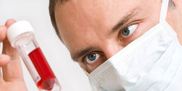 Le médecin tient un tube à essai avec du sang