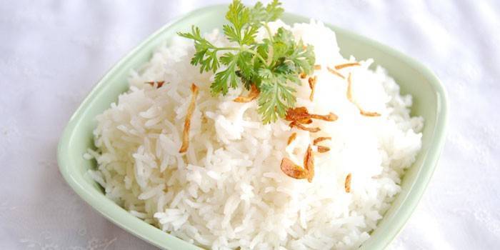 Basmati főtt rizs egy tányérra