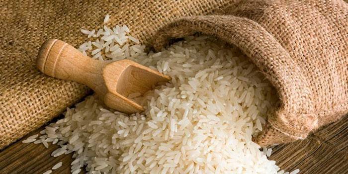 Riz à grain long dans un sac