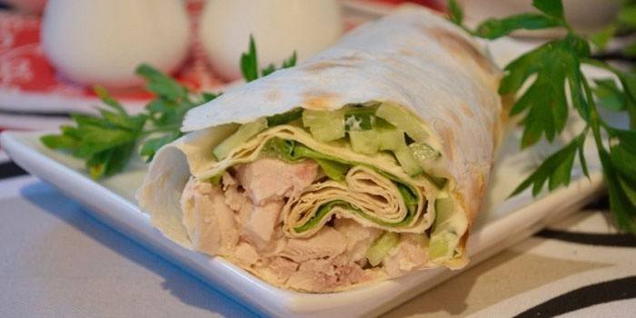 Lavash-rulla keitetyllä kanalla ja kurkulla