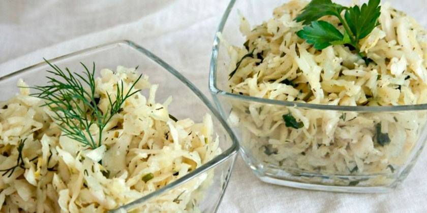 Салата са киселом купусом и харингом