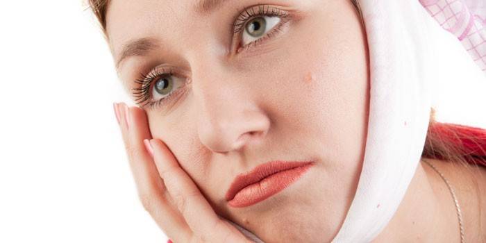 La ragazza ha mal di denti