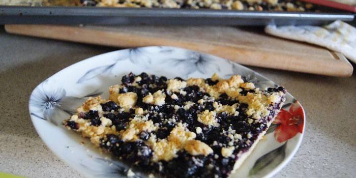 Eine Scheibe der Blaubeermürbeteigtorte