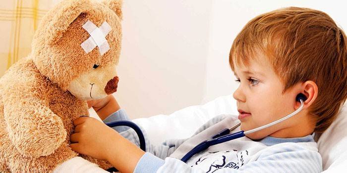 Junge mit einem Teddybär