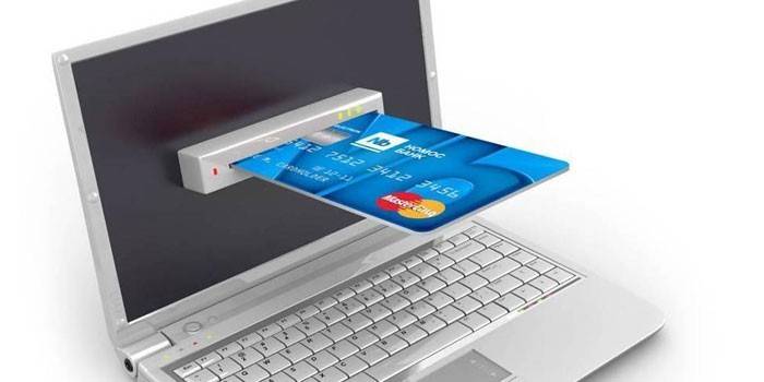 Cartão de plástico e laptop