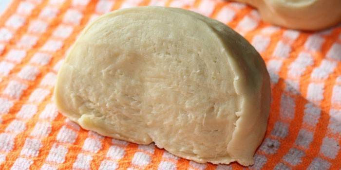 Choux bánh ngọt trên một chiếc khăn