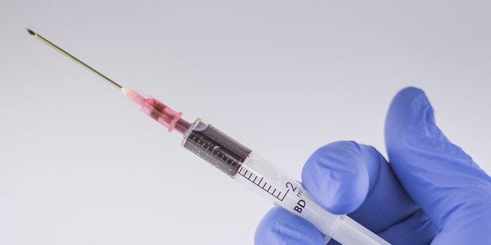 Siringa con sangue in mano