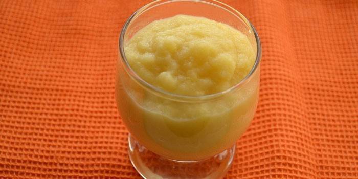 Compota de maçã com creme em um copo