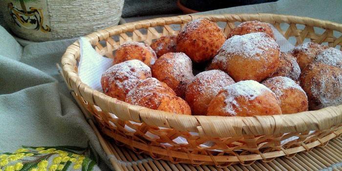 Gebratener Hüttenkäse-Gebäcknachtisch im Puderzucker