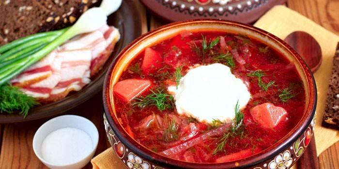Sopa de beterraba com creme de leite em um prato