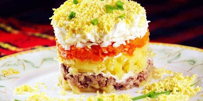 Ensalada clásica de mimosa en un plato