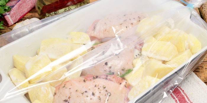 Cepeškrāsns cepšanas paplāte ar kartupeļiem un kājām