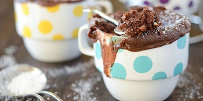 Muffin de chocolate cozido em uma caneca