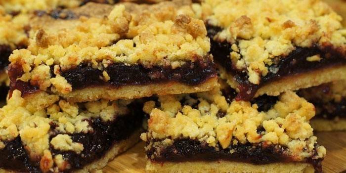 Marmeladentarte mit schwarzen Johannisbeeren