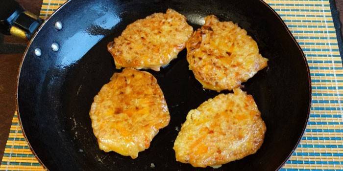 Kartoffelpuffer in einer Pfanne