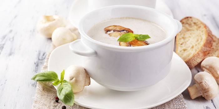 ครีมน้ำซุปแชมเปญที่มี croutons