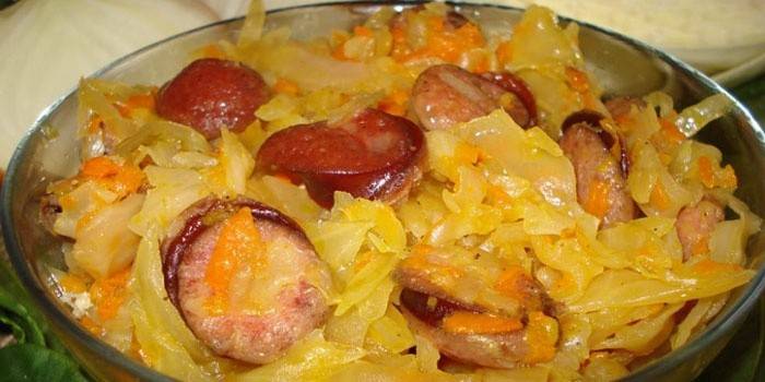  Bắp cải om với xúc xích