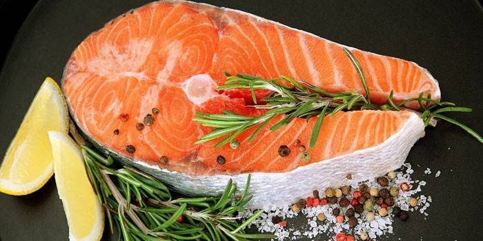 Biberiye, limon, tuz ve karabiber ile somon bifteği