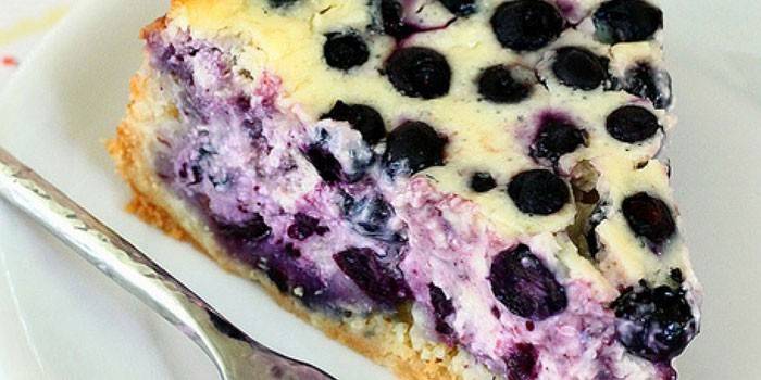 Stück Heidelbeerkuchen mit Sauerrahmfüllung