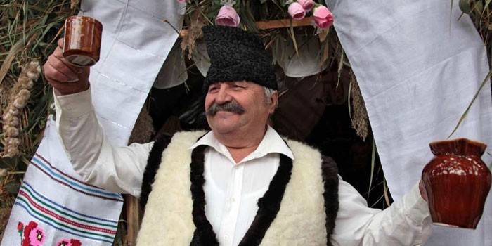 Vieil homme en costume national moldave