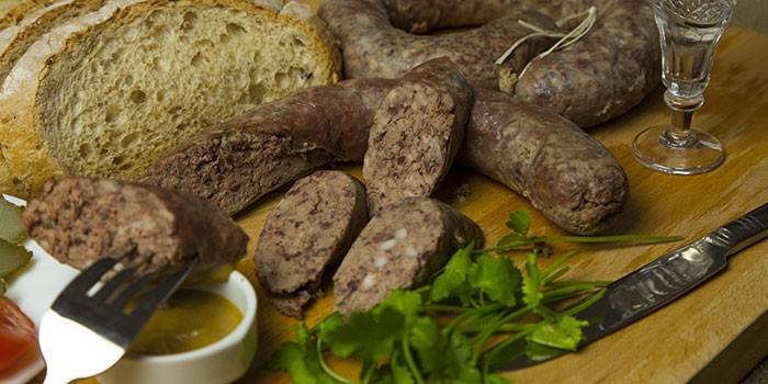 Hausgemachte Wurst aus Schweinefleisch und Innereien
