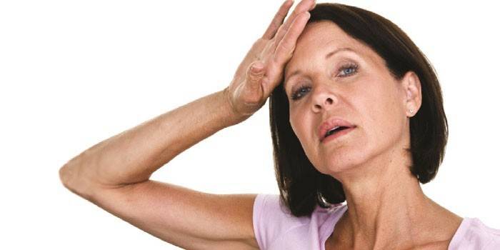 Frau wischt Schweiß mit der Hand
