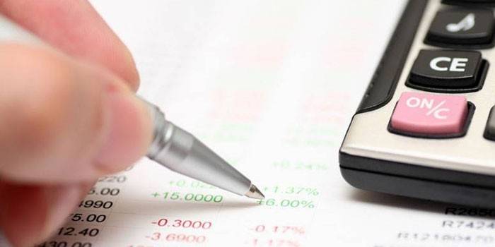 Stylo en main et calculatrice