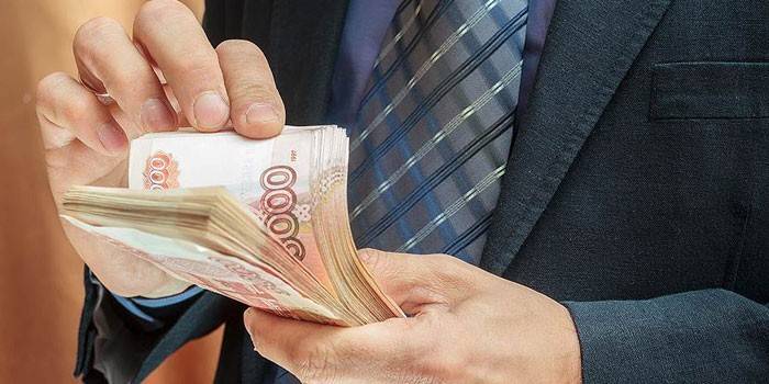Човек с пари в ръка