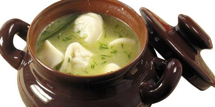 Dumplings dans le bouillon de viande