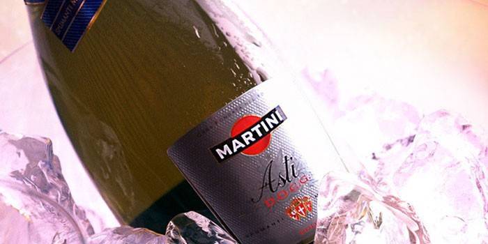 Putojantis vynas Martini Asti